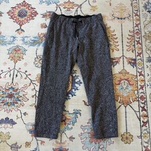 Lululemon On The Fly Pant in Feathered Jacquard Black/ White Size 8 Ankle Crop